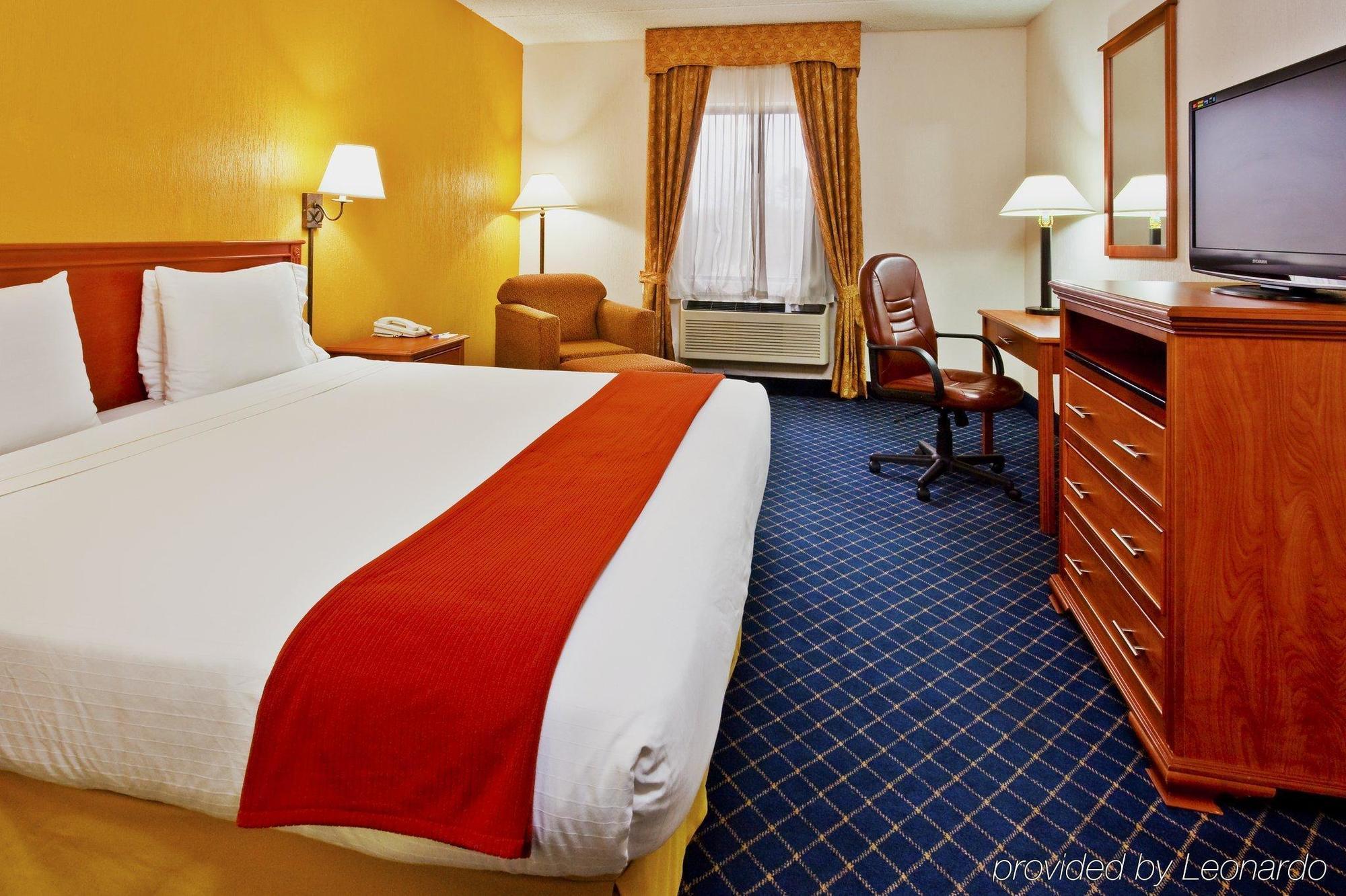 Holiday Inn Express & Suites Nashville-I-40 & I-24 Bagian luar foto