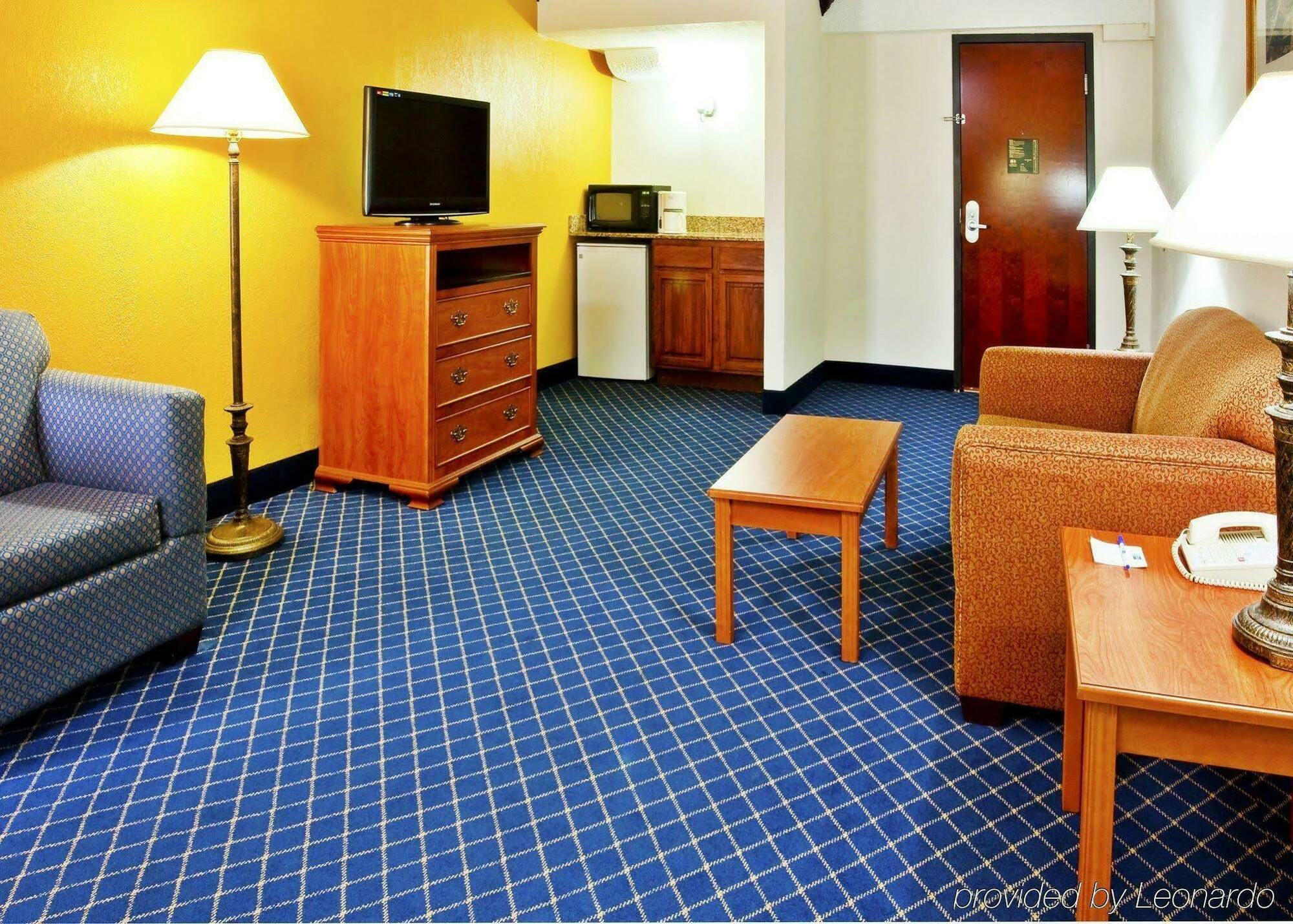 Holiday Inn Express & Suites Nashville-I-40 & I-24 Bagian luar foto