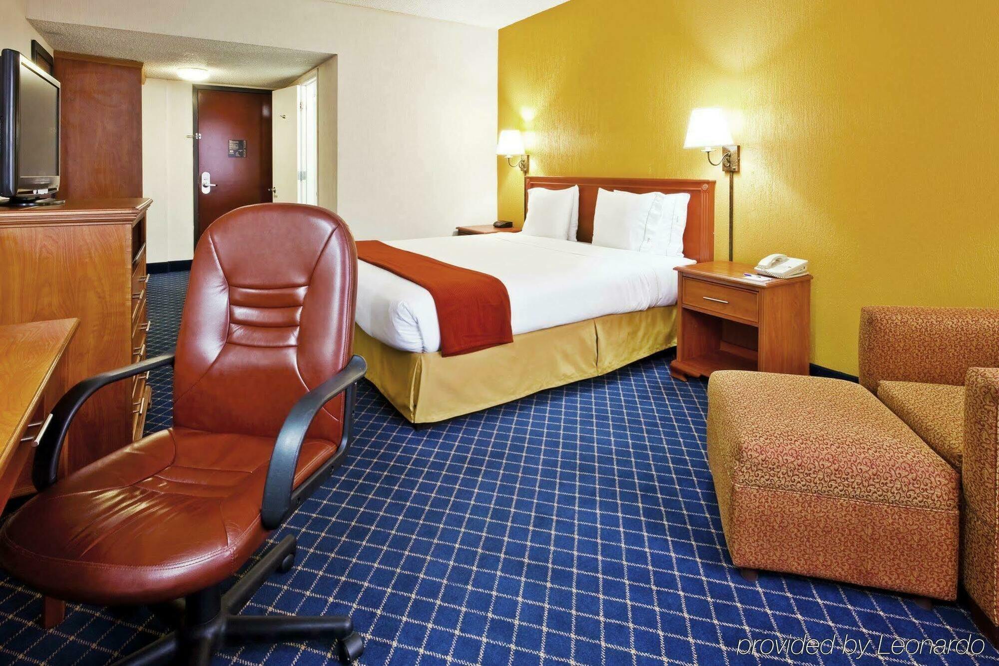 Holiday Inn Express & Suites Nashville-I-40 & I-24 Bagian luar foto